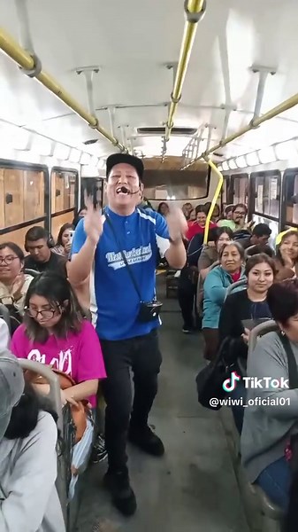 Divertida felicitación de cumpleaños en un bus lleno de risas 🎉