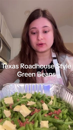 Make this simple side dish for your family on a weekday. It’s delicious and tastes like the greenbeans you get at Texas Roadhouse. All you need is: Green beans bacon bits sweet onion butter chicken broth Cook em up in the oven until they’re tender 👌🏻 #texasroadhouse #texas #greenbeans #sidedishes #mealprep