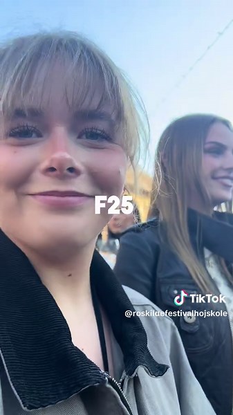 F25 🧡 I denne uge har vi mange afslutninger. Sidste hovedfag, sidste sidefag og sidste valgfag… Men allerede fra i morgen af sker der noget helt nyt og magisk. Vi skal begynde på vores @roskildefestival projekt! 💥⛺️ Lige denne tid er ekstra særlig på højskolen. Her samles vi alle om ét projekt, løfter i flok og skaber noget for hinanden. Vi glæder os til at se hvordan dettes års @CommonGroundRF25 kommer langsomt til- alt imens vi nyder den sidste tid sammen 🧡 #roskildefestival #højskole #åben
