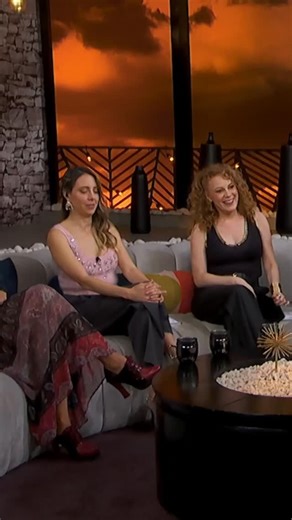 Netas Divinas on Instagram: "Las Netas se ofrecen a darle un jabón a @sofffiaaa1 para que no pase por malas experiencias 🤣 #NetasDivinas todos los miércoles a las 9:30 p. m. MEX por @canalunicable"