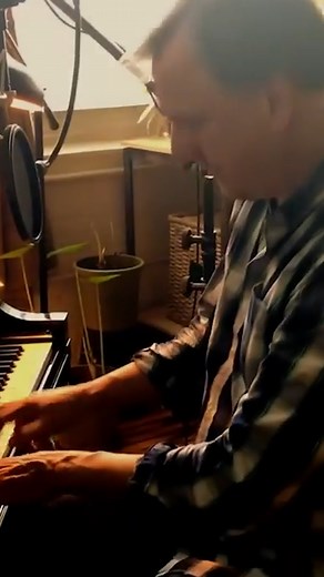 Ellis Paul live at the Kelly Center! 🎸✨ A night with one of folk’s most iconic storytellers — 23 albums, award-winning songs, and heart-grabbing stories that stick with you. 📅 Fri, Nov 21 • 7:30 PM 🎟️ $25 GA • $30 VIP 🍷 BYOB ($5 donation) • Free parking Grab your tickets and settle in for an unforgettable folk night. | Kelly Center for Music, Arts, and Community