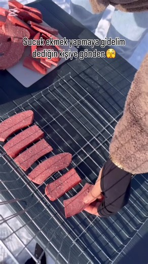 Mihriban_yndm on Instagram: "Gönder ama en yakın zamana söz almayı unutma🤭#sucukekmek #kar #doğa #manzaravideoları #gezenti"