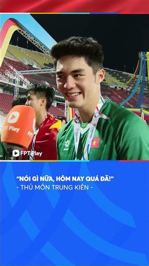 Thủ thành Trung Kiên vui đến mức quên mất cảm giác trong trận luôn 😂