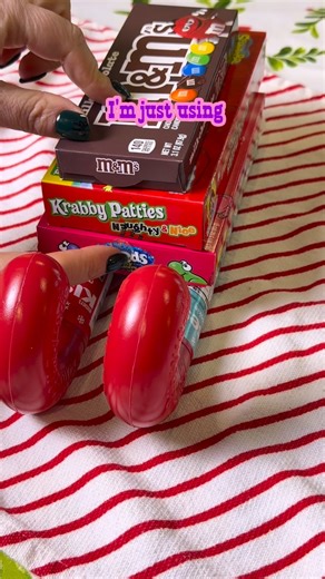 🎄 DIY Santa Sleigh Candy Gifts 🎁🍬 Santa’s cruising in with the sweetest little gift idea! Make these festive candy sleighs for stocking stuffers, neighbor gifts, teacher treats or party favors — they’re SO easy and so fun! ❤️ Here’s how to make them: 🍭 Use two candy canes as the “sleigh runners.” 🍬 Add glue dots on top and secure 3–4 boxes of your favorite theater candies. 🎅 Attach a chocolate Santa at the front with glue dots. 🎀 Top with a cute bow to finish the look! Perfect for gifting