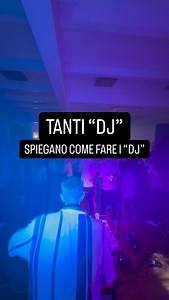 Ci sono tanti “DJ” che spiegano come si fa il DJ. Io non lo faccio, e non per arroganza. È il contrario: rispetto troppo questa professione per ridurla a un tutorial. Chi sa fare, fa. Chi non sa fare, insegna. E oggi l’online è pieno di persone che insegnano tecniche che non hanno mai applicato in un club vero, davanti a un pubblico vero. Si presenta come “formazione” ciò che in realtà è solo marketing personale. La realtà è che il DJing non è un mestiere dal quale puoi prendere un pezzetto, inc
