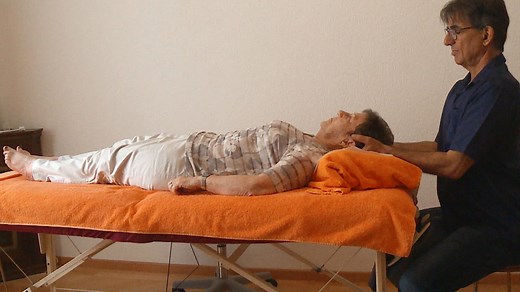 Der Wunderheiler – Energietherapie als Ergänzung zur Schulmedizin?