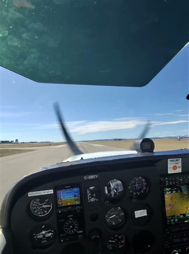 Landing a C172 *no interference with flight ops #aviation #airplane #pilot #cessna #ppl #canada #YYC