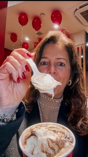 Mel C. on Instagram: "Hoje eu fui na @coldstoneuk no centro de Londres e vivi uma experiência simplesmente incrível 🤍 Criei meu próprio sorvete: base de French vanilla, com Oreo e amêndoas tostadas, e sério… ficou perfeito!! Cremoso, crocante na medida certa e impossível de parar de comer 🤤 Definitivamente um daqueles lugares que você sai já querendo voltar. 🍦✨ 📍 Cold Stone Creamery: 39 Charing Cross Rd, London WC2H 0AR #coldstonecreamery #icecreaminlondon"