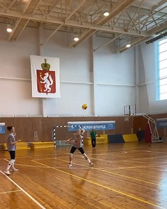 MISSION: Don't let the #volleyball 🏐 touch the floor. STATUS: Watch til the end. Video By: instagram.com/mkarpol14 | Volleyball World