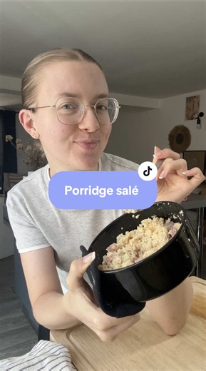Quand j’ai pas le temps ou juste la flemme de faire à manger j’aime bien me faire ce porridge salé peu importe l’heure. Le porridge salé c’est aussi bien au petit déjeuner, que pour un repas pas trop lourd (accompagner de légumes c’est le top) Recette pour 1 personne Ingrédients : • 40gr de flocon d’avoine • 1 œuf • 1càs de cottage cheese ou skyr ou fromage blanc • 100-150ml de lait • du sel, du poivre • garniture au choix (fromage râpé, jambon, champignons, tomates…) Étapes : 1. Dans un bol, me