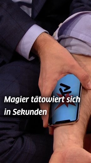 Der #Zauberer Simon Pierro ist dafür bekannt, #Technologie und #Magie miteinander zu vereinen. Im #sternTV Studio zauberte er unser Logo aus einem #iPad als #Tattoo auf seinen Arm. Wie macht er das bloß? #Magier #Illusion #Handy | stern TV
