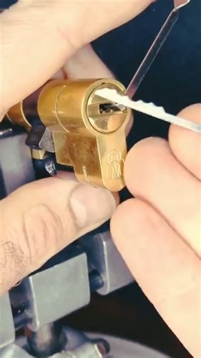 Super quick open on this Milenco Magnum 😁👍🏻 #covertcompanion #hacker #lockpicking #military #LOCK #locksmith #security #axethrowing #padlock #bypass #sec #viralvideo #fyp | Captain Lock Smith