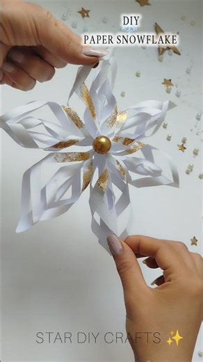 Diy paper snowflakes🥳❄️|#diy papercraft🌟#Diy#shorts #Christmas#how to #easy#Stardiycrafts✨