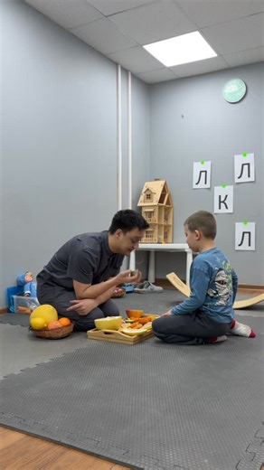 Ринат Каримов | НЕЛОГОПЕД on Instagram: "«Цитрусовый пазл: целое, половинка и часть» Суть игры. Ребёнку последовательно предъявляется целый цитрус. Его задача: 1) найти соответствующую половинку, 2) найти отдельную дольку от этого же фрукта. В процессе активно проговариваются названия фруктов и их признаки. Что формирует данная игра: 1. Прямые развивающие задачи: · Сопоставление целостного образа (целый фрукт) с его внутренней структурой (половинка, долька). · Память и внимание: удержание в уме