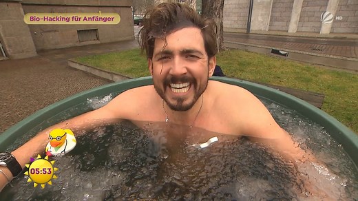 Hat das etwas mit Bio zu tun? 🤔 Nein! 😁 Biohacking beinhaltet zum Beispiel Sport am Morgen, Öl ziehen, Salzwasser oder Butterkaffee trinken sowie Eisbaden. Das Ganze soll die Fitness steigern und das Wohlbefinden positiv beeinflussen. Christian Wackert macht für uns den Test. 🥶 #ffs #AusderSendung #video | SAT.1 Frühstücksfernsehen