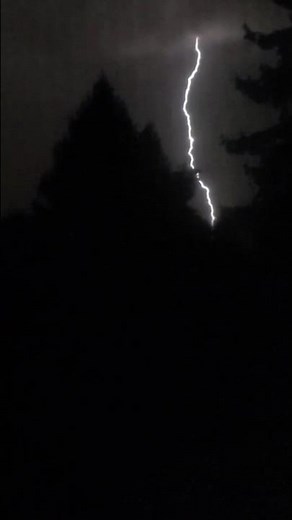 Lightning strikes in Slow Motion