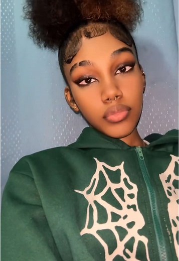 The Clean Girl Aesthetic: Embrace Minimal Beauty