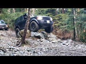 Land Rover Discovery - rock crawling in Canada