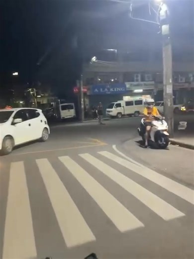 WATCH: Here’s the situation outside a mall at Fuente Osmeña Circle in Cebu City following the magnitude 6.7 earthquake which rocked the province on Tuesday, Sept. 30. #LindolPH #EarthquakePH | 🎥: Jessica Bautista/FB READ MORE: https://inqnews.net/CebuEarthquakeSept30 | INQUIRER.net