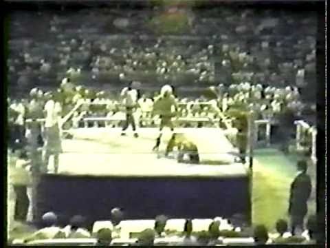 WWC: Ric Flair & Dory Funk Jr. vs. Carlos Colón & Abdullah The Butcher (HL - 1985)