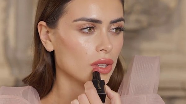Labbra in primo piano: rossetto Matte o Creamy?