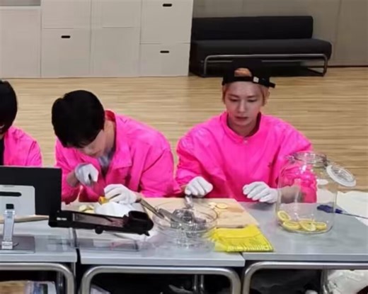 the difference between how soobin and taehyun cut lemons taehyun does it quickly and with precision while soobin takes his time just to cut them badly