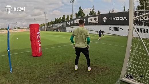 🧤 POV: Training through our goalkeepers’ perspective 🦇 Reflexes, dives, and plenty of hard work between the posts 💪⚽ | Valencia C.F