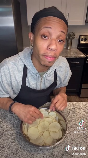 This was the first one. We had a whole watch party on live while the numbers grew and everything 😅 #viral #viraltok #tiktokcreator #tiktokchef #foodtiktok #chips #foodie