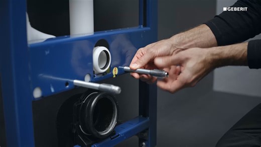 2.8K views · 15 reactions | Czy montaż toalety może być łatwy, szybki i wygodny?  Z Geberit WC System na pewno! Koniec z niewygodnym dokręcaniem toalety lub deski od dołu! Jedno i drugie zrobisz teraz sprawnie i bez wysiłku dzięki górnemu montażowi, w dodatku przy użyciu zaledwie jednego wkrętaka. Oto komfort, który docenisz! #GeberitWCSystem | Geberit | Facebook