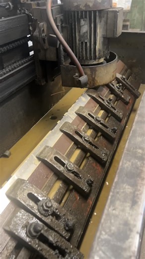 WoodVibe on Instagram: "The knives for the jointer need sharpening. How do you like this machine? Do you like it?#wood #woodworking #woodworker #diy"