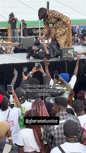 Did you see what a lady did to @timayatimaya on stage? Nobody saw this coming on stage… Watch closely. Live from the Benikrukru Christmas Carnival in Benikrukru, Gbaramatu Kingdom, Delta State. #gbaramatuvoicetv #gbaramatuvoice #Benikrukru #DeltaState | GbaramatuVoice TV