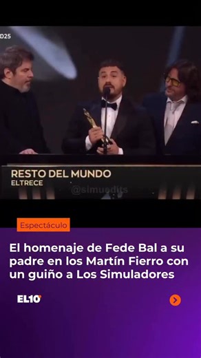 🏆📺 Federico Bal subió al escenario de los Martín Fierro 2025 para recibir, junto a su equipo de Resto del Mundo (El Trece), uno de los premios más esperados de la noche. Nadie parecía adivinar que ese instante daría lugar a un guiño inesperado y cargado de emoción Los fans de Los Simuladores captaron al instante el homenaje: el capítulo 9 de la primera temporada, El último héroe, donde Santiago Bal interpreta a Rubén Bértora, conductor de televisión, era el origen de todo. #fedebal #santiagoba