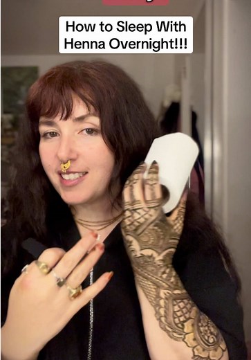 This is my lazy girl method for sleeping with henna on overnight! #henna #hennatiktok #mehndi #hennaartist