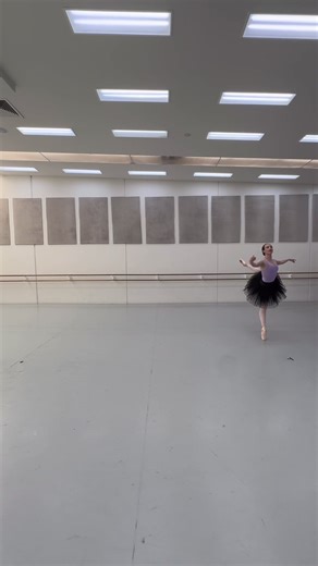 I offer online private coaching for variations, strength & technique 💜 New students: use code FIRSTFREE for a free 30 minute lesson 💫 Book at theballetscene.com #ballet #fyp #vaganova #balletdancer #balletcoach