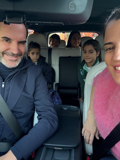 ¡Mi familia y yo os deseamos un gran día! My family and I wish you a great day! #Kia #KiaEV9 #MovementThatInpires | Mario Sandoval