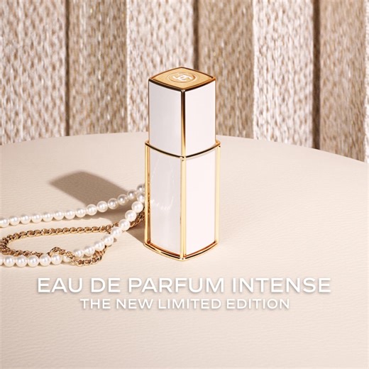 Édition collector COCO MADEMOISELLE Avec son écrin blanc et doré, paré d’une double chaîne, le vaporisateur de sac Eau de Parfum Intense se dévoile tel un bijou, à porter autour du poignet ou à glisser dans son sac. Une nouvelle édition limitée exclusive. | CHANEL