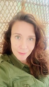 Lauantai-illan iloksi Eeva Kilven runo ”Nukkumaan käydessä ajattelen...” kokoelmasta Runoja 1972-1976 (Wsoy). Muistetaanhan pitää itseämme hyvänä ❤️ | Kansallisteatteri