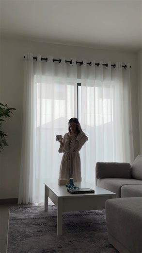 Rocio Olivares Pulido on Instagram: "Una de mis rutinas AM favorita, para dar luz a mi piel apagada. Después de lavar la cara: - Press&Glow de @medik8_es un exfoliante con PHA muy suave apto para pieles sensibles. Al exfoliar las células muertas ayuda a que además de dar glow, el resto de productos tengan vía libre para hacer mejor su trabajo. - Liquide Peptides Advance MP @medik8_es simplemente wow, un chute de péptidos que da un efecto flash súper interesante, sin hacer pelotillas con el resto