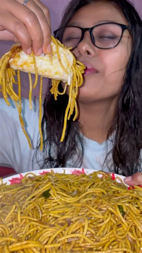 Sunny side up with chowmein #mukbang #ytshorts #shorts #sunnysideupegg #streetfood #viralvideo#food