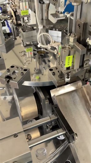 Wall hook automatic assembly machine