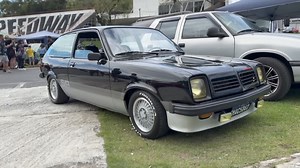 7.4K views · 326 reactions | Passou por aqui! Para quem não conhecia olha ele ai! O Chevette S/R que parou o Chevette Racing Fest! A GM aproveitou itens do Chevette americano e lançou o S/R (Sport Racing) já como linha 1981. Era caracterizado por spoiler, faróis de neblina, faixas e aerofólio, mas a principal novidade era o motor 1.6 Link do último vídeo: https://youtu.be/AQrw60SWXbA?si=Ej17b5eVgPmkhxjH Se inscreva no canal rumo a 2 milhões de inscritos! | 7008Films | Facebook
