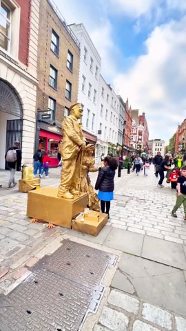 📷 Time with the Gold Statues. #livingstatue #londongoldmanstatue #londongoldengirl