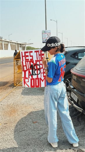 🔱 on Instagram: "1997년 개봉한 영화 Titanic은 잭과 로즈의 운명적인 사랑을 통해 비극 속에서도 오래 남는 감정의 깊이를 보여주는 작품입니다. 화려한 연출보다 인물의 감정에 더 집중한 제임스 카메론 감독의 스타일은 지금 다시 봐도 묘하게 가슴을 울리죠. 배가 침몰하는 장면이 아닌, 두 사람이 서로를 바라보던 순간들이 더 강하게 기억에 남는 영화이기도 합니다. 이 감정을 완성해주는 곡이 바로 셀린 디온의 *“My Heart Will Go On”*입니다. 처음 들으면 잔잔한데, 어느 순간 자연스럽게 가슴이 벅차오르는 느낌을 줍니다. 특히 후반부의 고조되는 보컬은 영화 속 잭과 로즈의 마지막 장면과 겹쳐지면서 괜히 마음이 서늘해지기도 하고요. 많은 분들이 “이 노래가 나오면 왜 그 장면이 자동으로 떠오르는지 모르겠다”고 말하는데, 그만큼 영화와 음악이 자연스럽게 얽혀 있는 곡입니다. 1998년 아카데미 주제가상을 비롯해 여러 상을 휩쓴 건 단지 인기 때문만은 아닙니