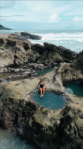 Johanna Villalobos 🐍 on Instagram: "¡What a place 😍! Guarden este lugar para que lo vayan a visitar, es increíble. Estas piscinas de mar las encuentran en Playa Mar Azul, Malpaís, Santa Teresa. 📽️ @natal.dobrynina 📽️ #costarica #santateresa"