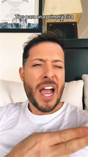tips para la primera cita #primeracita Aquí tienes algunos consejos para una primera cita: 1. **Sé tú mismo**: No intentes ser alguien que no eres. La autenticidad es atractiva y te hará sentir más cómodo. 2. **Escucha activamente**: Presta atención a lo que tu cita está diciendo y muestra interés genuino en su vida y experiencias. 3. **Haz preguntas abiertas**: Esto ayudará a mantener la conversación fluida y a conocer mejor a tu cita. 4. **Elige un lugar cómodo**: Opta por un lugar donde ambos