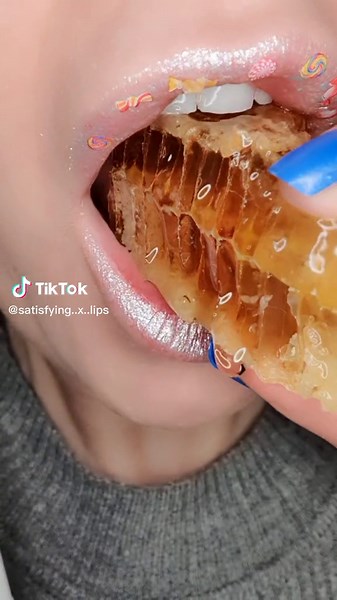 ASMR Satisfying Eating Honeycomb 🍯🐝 #satisfyinglips #asmrhoney #asmrfood #satisfyingsounds