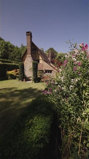 Living in harmony with history in this characterful Grade II-listed home #interiordesign #forsale