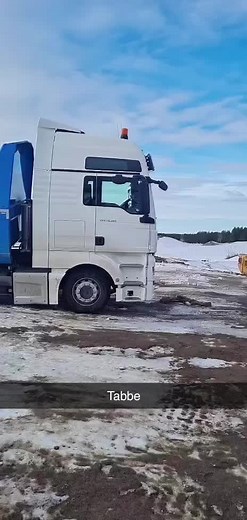 tippa över kant var de va?😅 #snöröj #lastbil #man #transport #norrbotten #foryou #dike