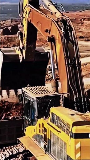 CAT 365C Excavator Loading Overburden to 4-Axle Truck! 💪🔥 #earthmoving #heavyequipment