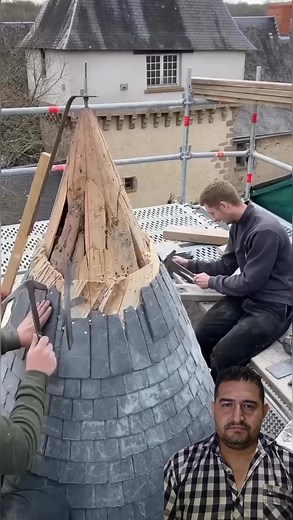 Modelan las tejas a mano para hacer hermosos diseños en los techos #construccion #tendencia #reelsvideoシ #reelsfypシ #viralfb #consejos #StarsEverywhere | Locos Por Aprender